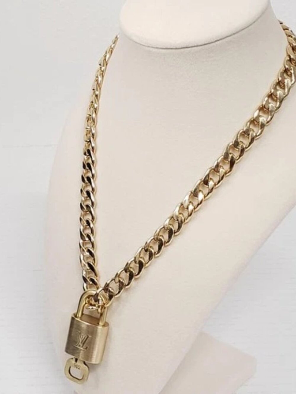 Gold-Plated Necklace with Authentic Louis Vuitton Padlock - Picture 6 of 8